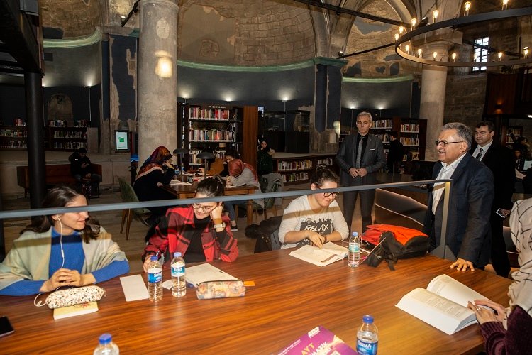 Memduh Büyükkılıç’tan ‘kütüphane’ mesajı