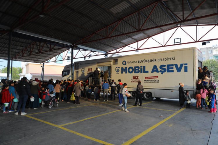 Antalya Büyükşehir’den Kepez’de sıcak yemek