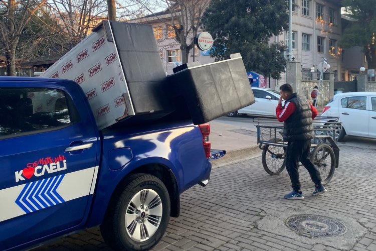 Eşya taşıyan vatandaşa Zabıta’dan ‘devriye’ yardımı