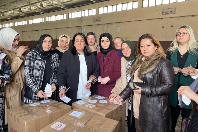 Bursalı ‘AK Kadınlar’dan 550 koli mutfak seti