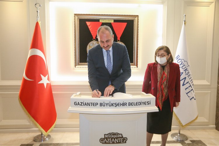 Eski Bakan Gül’den Gaziantep’e ziyaret