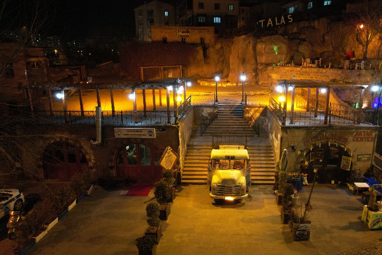 Kayseri Talas’ın tarihi sokağı ışıl ışıl