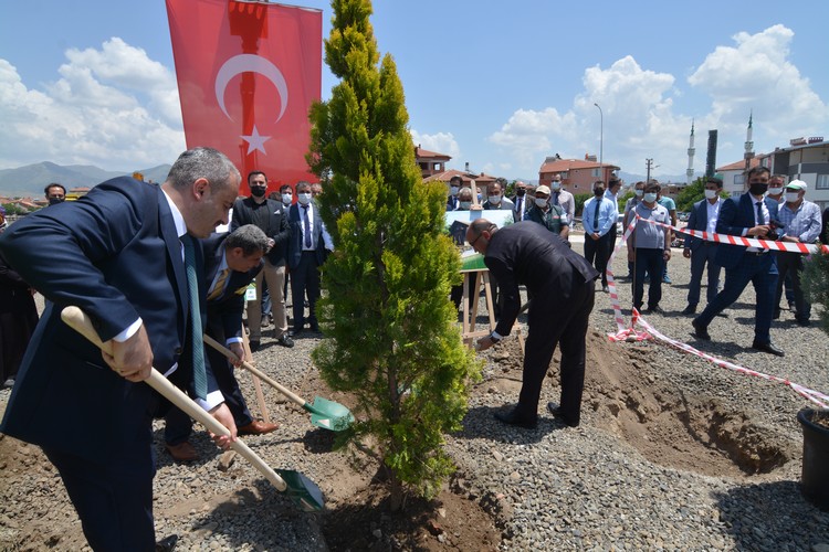 Sandıklı Millet Bahçesinde İlk Fidanlar Dikildi