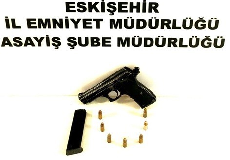 Alkollü işletmedeki kontrolde bir şahsın üzerinde silah bulundu