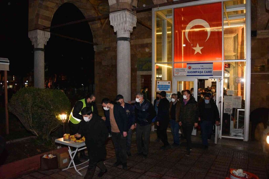 Bozüyük Belediyesi’nden kandil şekeri ikramı
