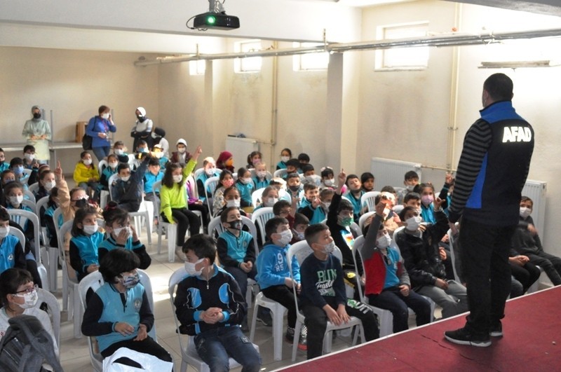 Kütahya’da ilkokul öğretmen ve öğrencilerine okul afet farkındalık eğitimi