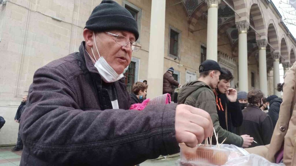 Liseli gençler cemaate lokma dağıttı