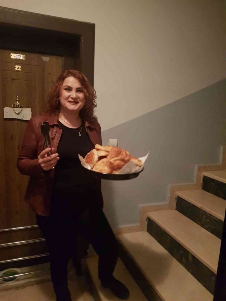 Muhtar elleri ile yaptığı pişilerle mahalle halkının kandilini kutladı