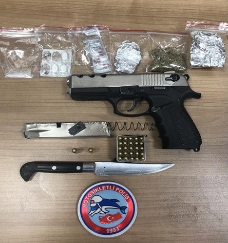 Polisten kaçan şahsın üzerinde silah, bıçak ve uyuşturucu madde bulundu