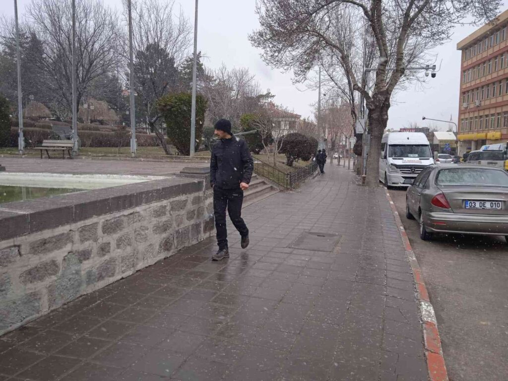 Afyonkarahisar’da kar yağışı başladı