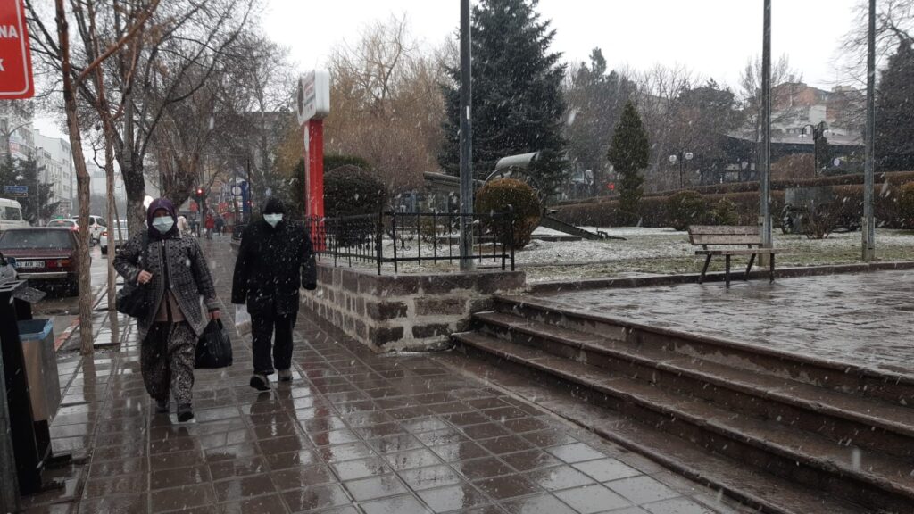 Afyonkarahisar’da kar yağışı yeniden başladı