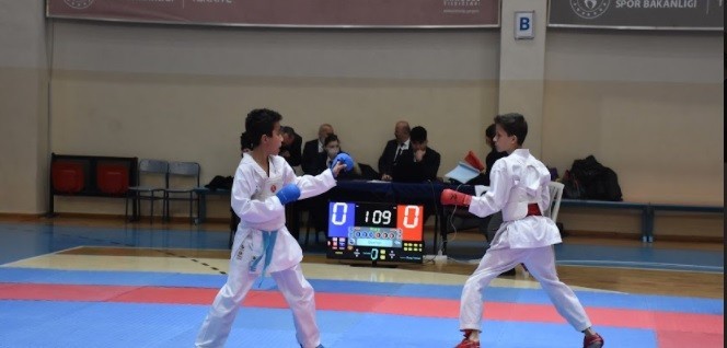 Afyonkarahisar’da karate grup müsabakaları başladı