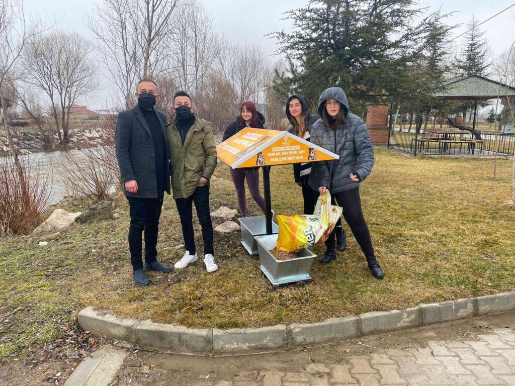 AK gençler sokak hayvanlarını unutmadı