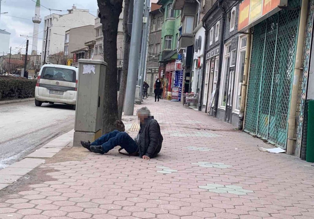 Alkolden kaldırım üzerinde sızıp kaldı, kimse umursamadı