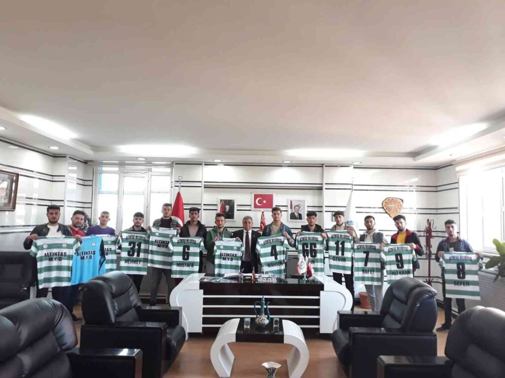 Altıntaş Belediyesi’nden MYO futbol takımına forma desteği