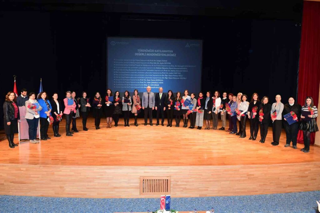 Anadolu Üniversitesi’nde 40 bilim kadınına ödül dağıtıldı