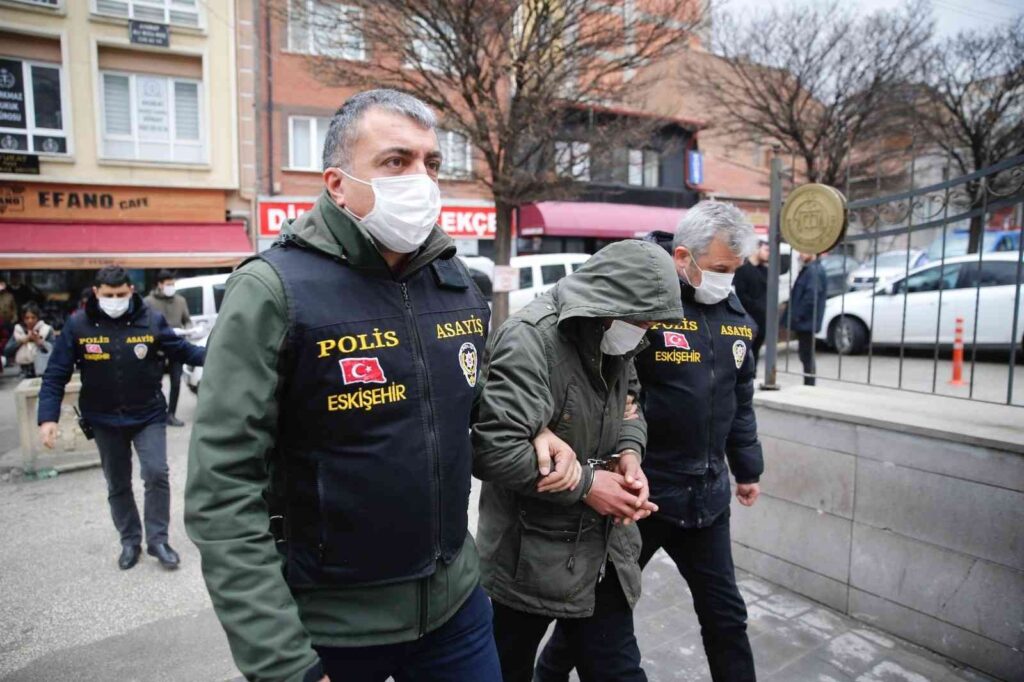 Aranan 24 adet araç ve 87 adet otomobil beyni ele geçirildi, 2 kişi yakalandı