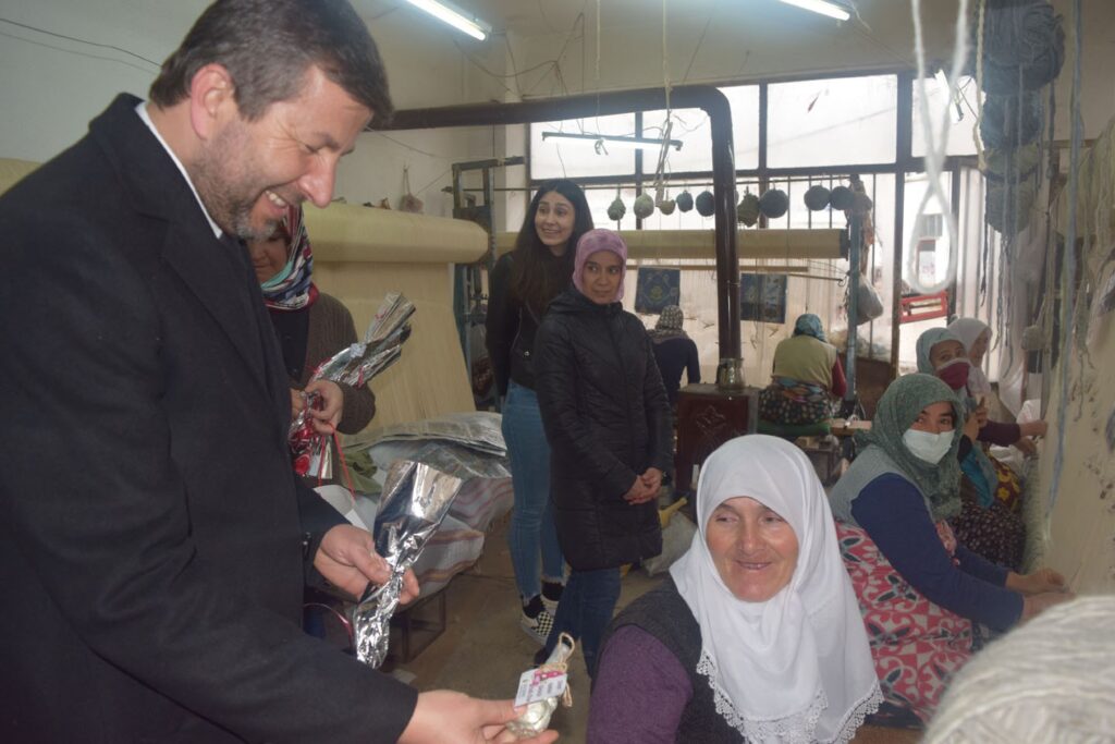 Başkan Demirci, Dünya Kadınlar Günü’nü karanfillerle kutladı
