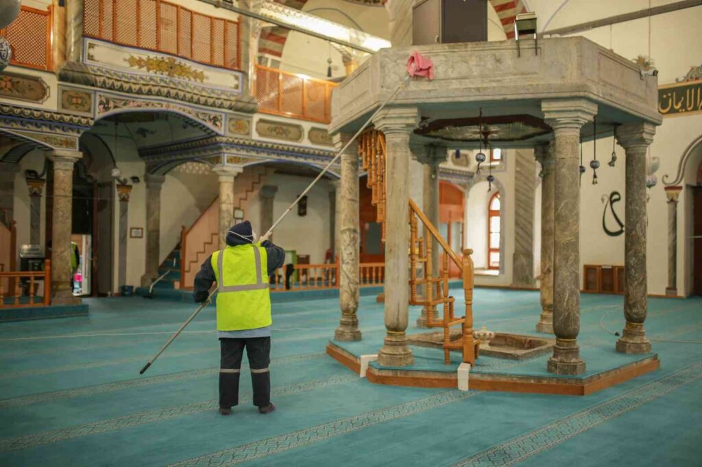 Belediye her ay 70 caminin temizliğini yapıyor