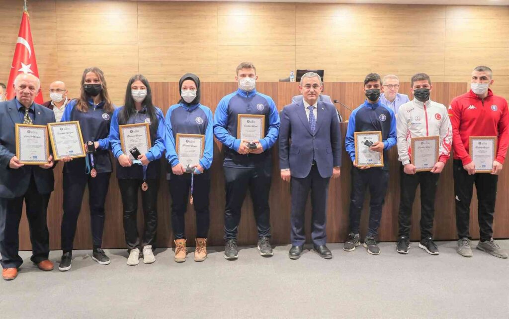 Belediyeden başarılı sporculara ödül