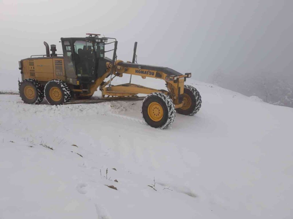 Bilecik’te kardan kapanan köy yollarını açma çalışmaları sürüyor