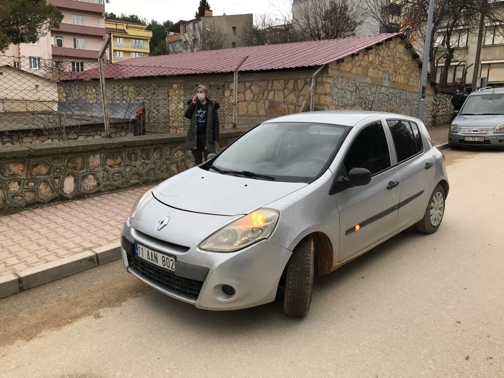 Bilecik’te otomobil aynası çarpan lise öğrencisi yaralandı