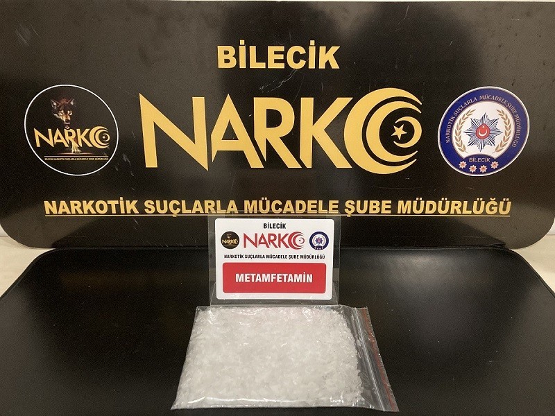 Bilecik’te şüpheli şahsın üzerinde 250 gram uyuşturucu madde ele geçirildi