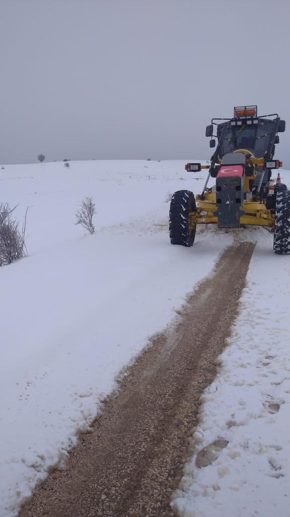 Cerit Yaylası’nda kar kalınlığı yarım metreyi aştı