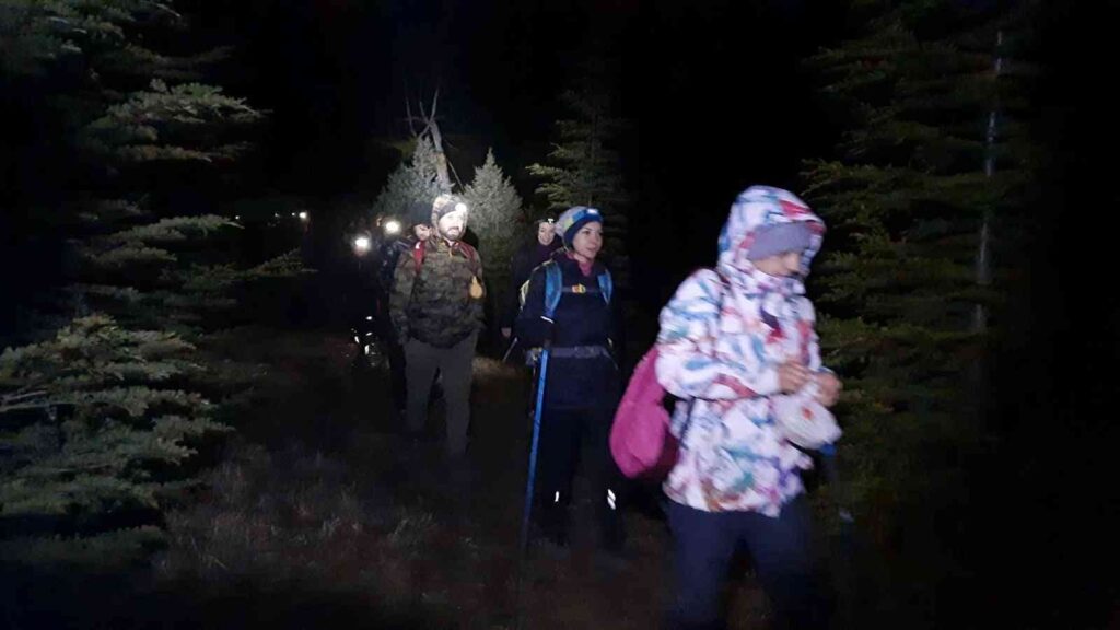 Doğa tutkunları gece yürüyüşünde