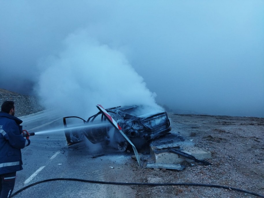 Emet’te bariyere çarpan araç yandı