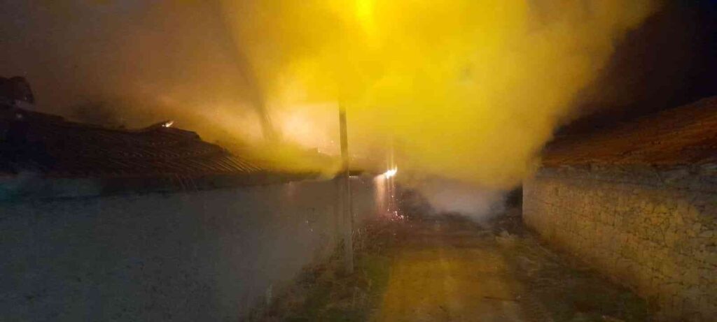 Emirdağ’da köy evi yandı