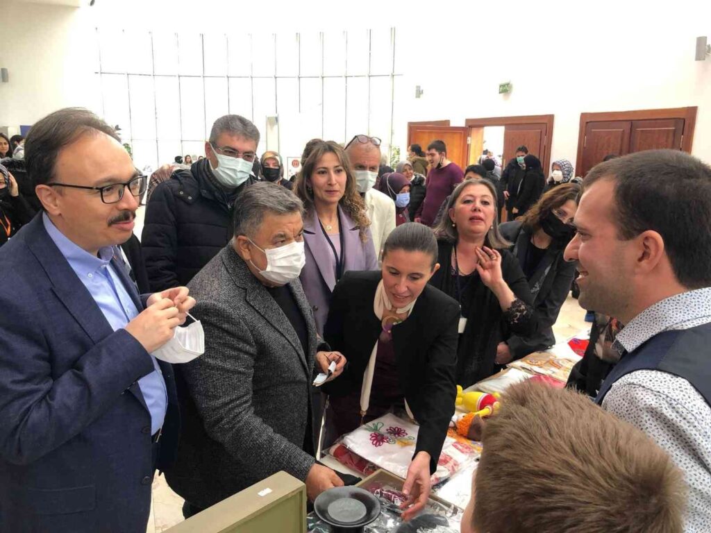 Engelli bireylerin yaptığı el emeği göz nuru ürünler büyük beğeni topladı