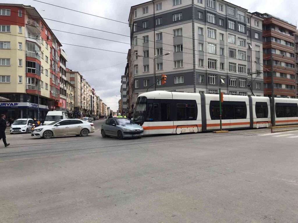 Eskişehir’de otomobil ve tramvay çarpıştı