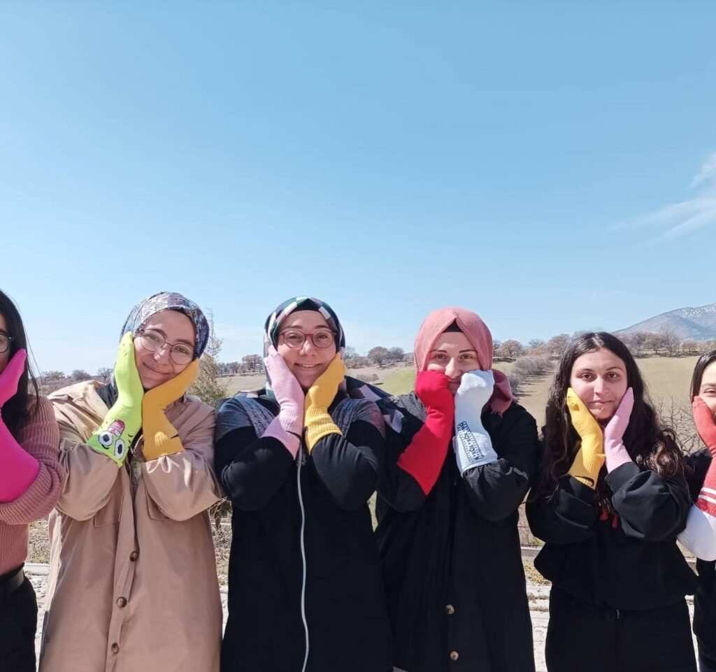 Gediz MYO öğrencileri, “farklı renk çoraplar” hareketine ortak oldu