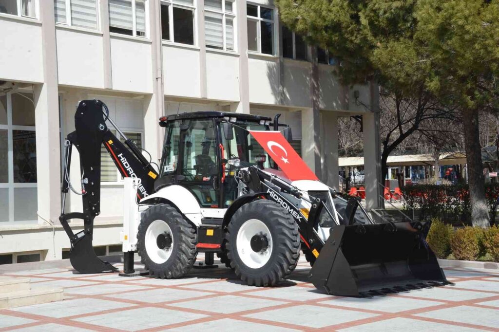 Gediz’de araç filosuna iş makinesi desteği
