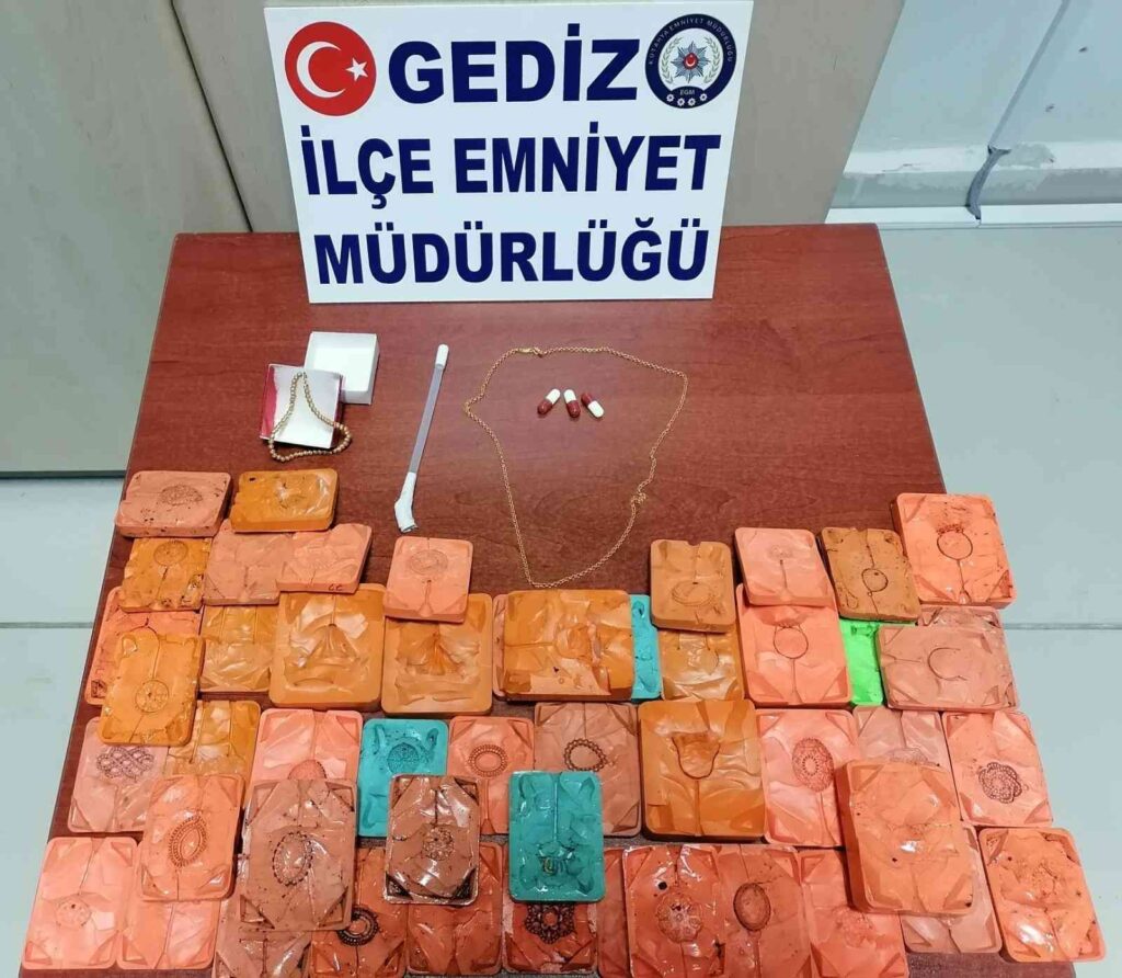 Gediz’de piyasaya sahte altın sürmek isteyen 3 şüpheli yakalandı