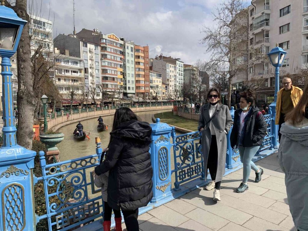 Güneşli havayı fırsat bilen Eskişehirliler dışarıya akın etti