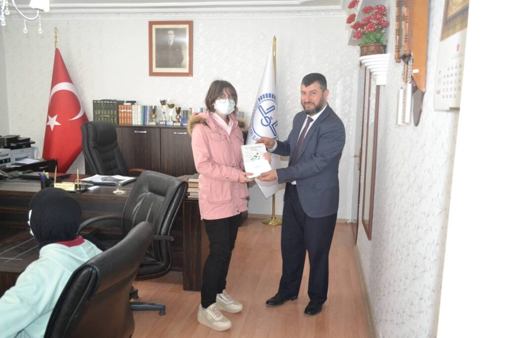 Günyüzü’ndeki “Çanakkale ruhu” şiir yarışmasında dereceye giren öğrenciler ödüllerini aldı