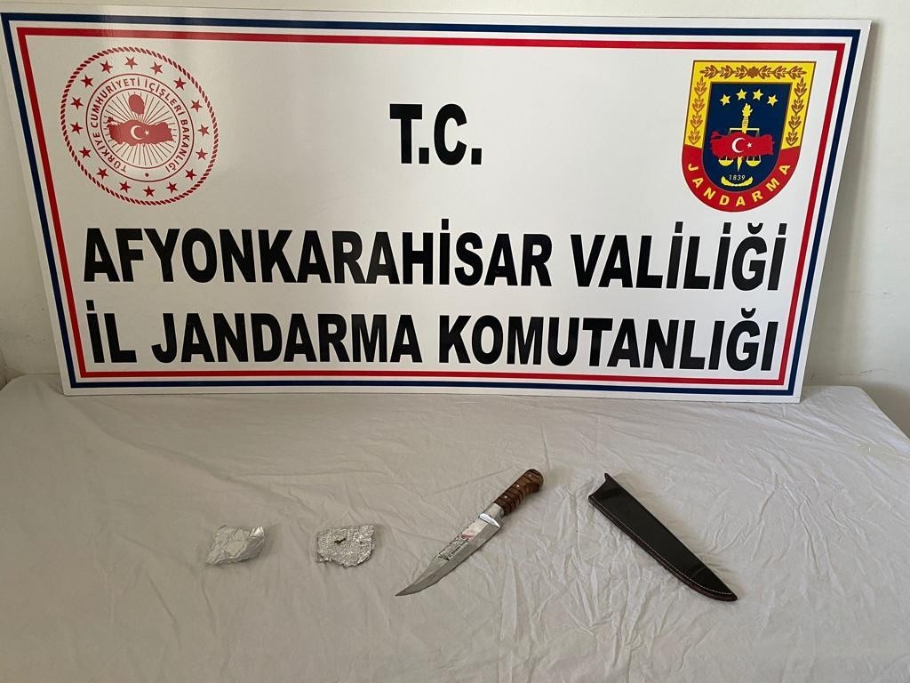 Jandarma üzerinde uyuşturucu ile gezen şahsı yakaladı