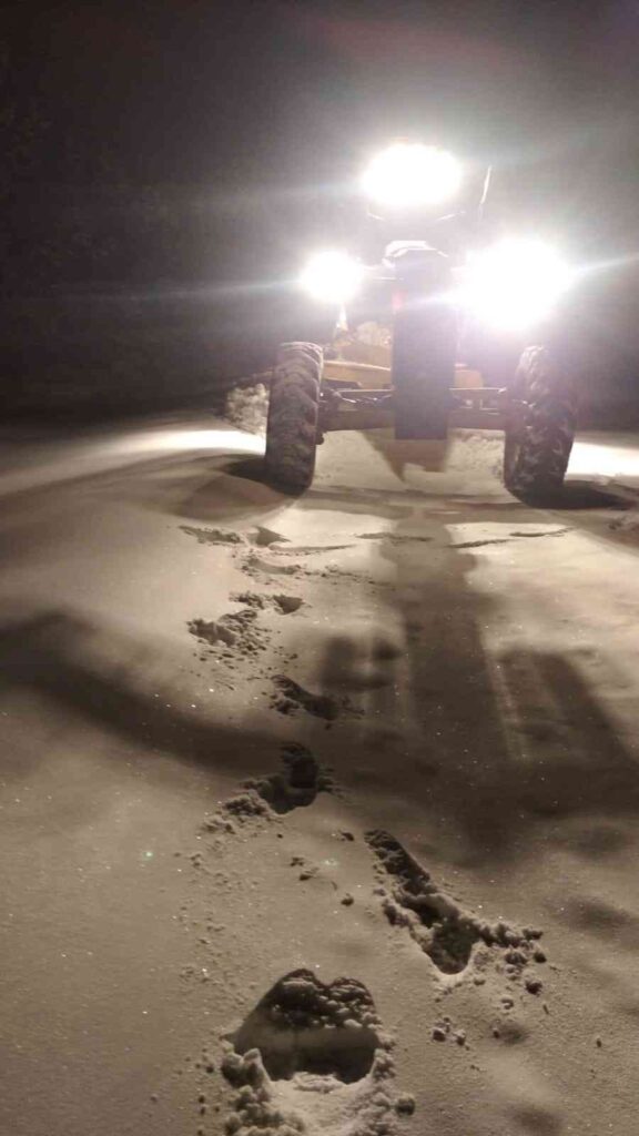 Kar yağışıyla birlikte köy yollarına anında müdahale