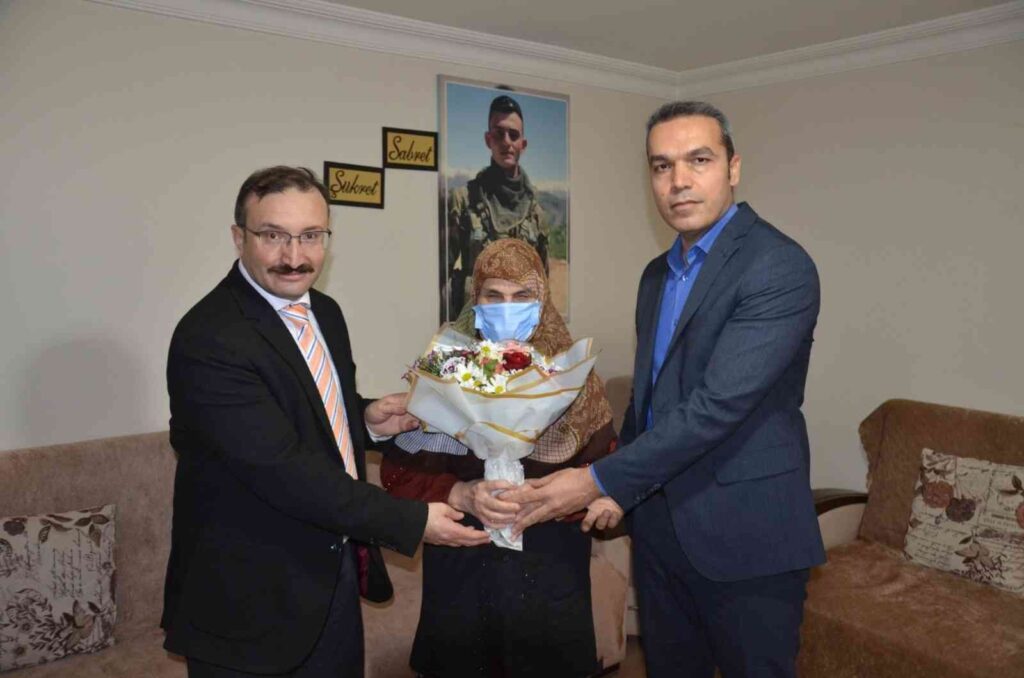 Kaymakam Çiçek ve Belediye Başkanı Doğan’dan şehit annesine ziyaret