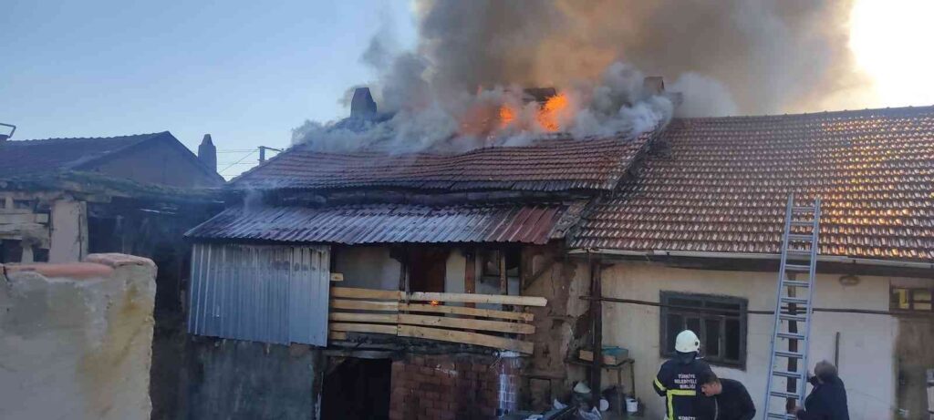 Köy evinde yangın çıktı