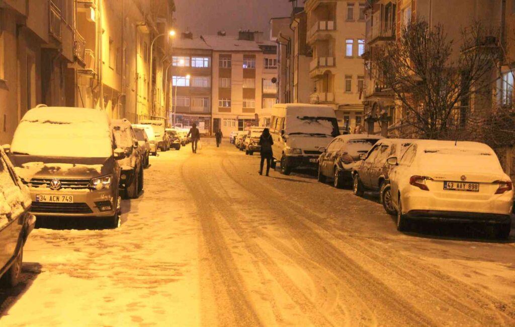 Kütahya bir hafta sonra tekrar beyaza büründü