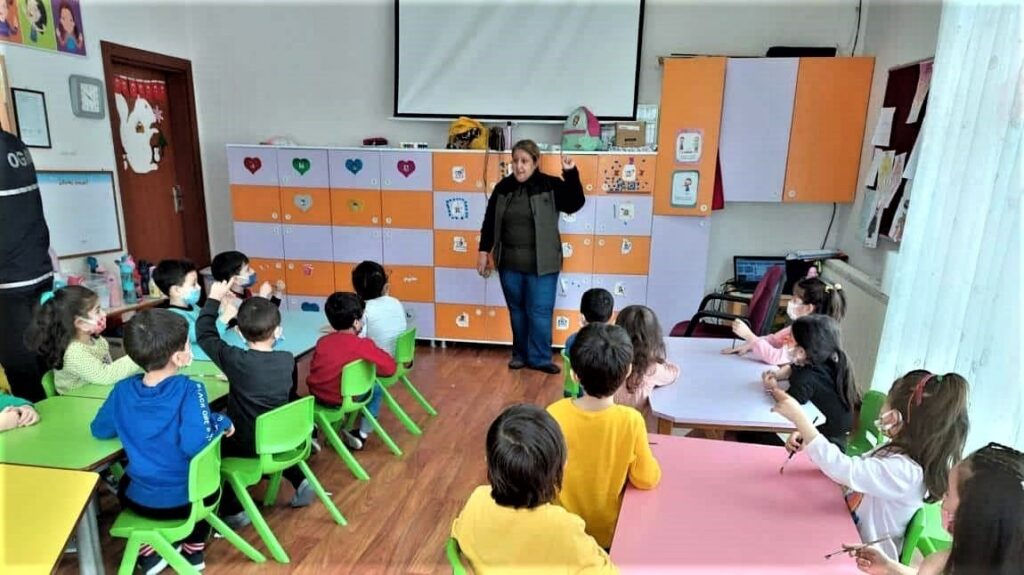 Kütahya’da anaokulunda kozalak boyama etkinliği