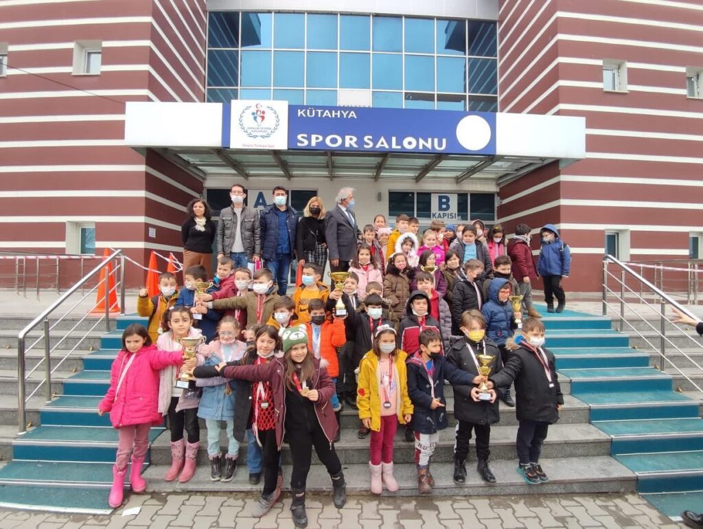 Kütahya’da okullar arası minikler satranç müsabakaları