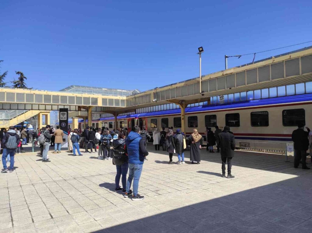 Kütahya’da otobüs fiyatlarını pahalı bulan vatandaşlar trene yöneldi