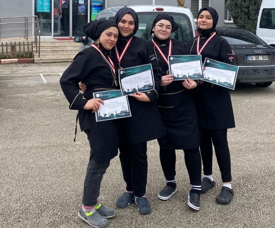 Kütahyalı öğrenciler yemek yarışmasında gümüş madalya aldı