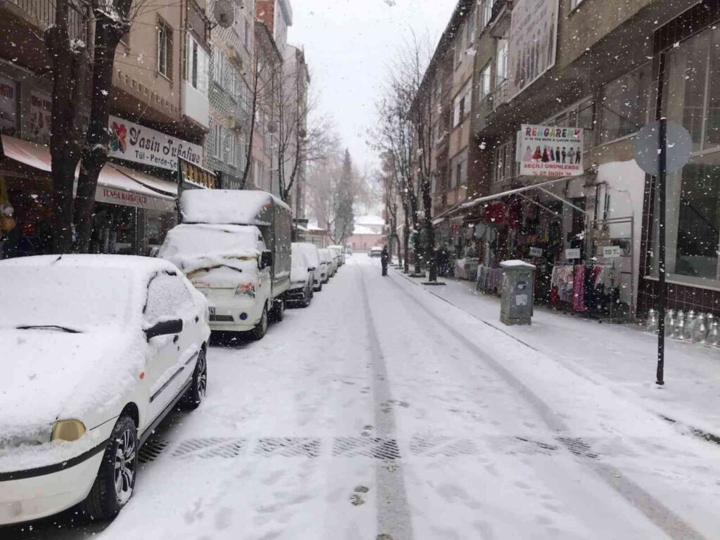 ’Mart kapıdan baktırır kazma kürek yaktırır’ atasözü tam bugün için söylenmiş