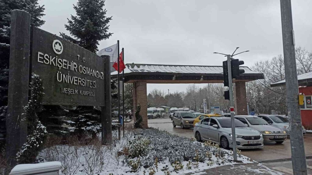 Meşelik Kampüsü’nde kar hoş manzaralar oluşturdu