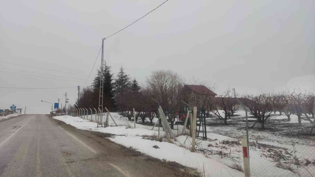 Mihalıççık’ta sabah saatlerinde kar etkili oldu